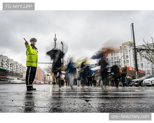 现场通讯:雨天影响,比赛多次因任意球判罚与球员争执而中断 现场通讯:雨天影响,比赛多次因任意球判罚与球员争执而中断